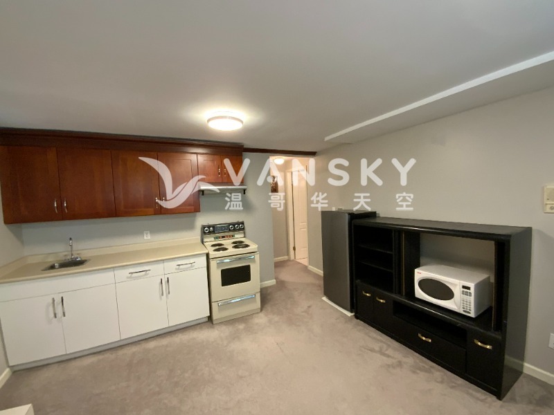 250413104816_Kitchen with sideboard.jpeg